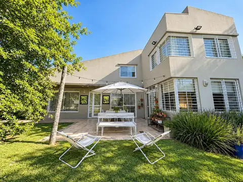 Venta - Casa de tres dormitorios con pileta, galería y cocheras. Fisherton, San Eduardo, Rosario