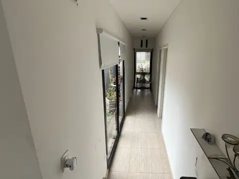 Casa en Alquiler con 3 cocheras