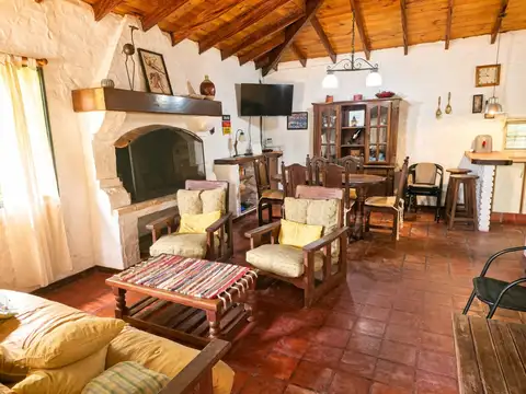 Casa 4 ambientes con 2 baños