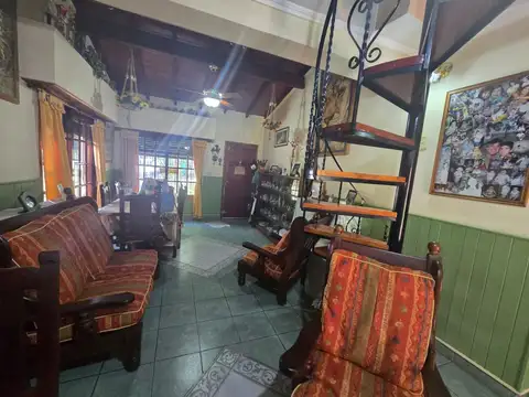 Casa 4 ambientes con 2 baños