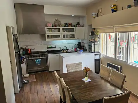 VENTA CASA EN DOS PLANTAS 4 AMBIENTES MORON HAEDO