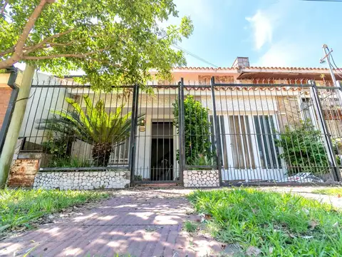 CASA DE 4 DORMITORIOS Y COCHERA EN BARRIO LA FLORIDA