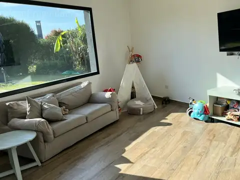 Casa 4 ambientes con 2 baños