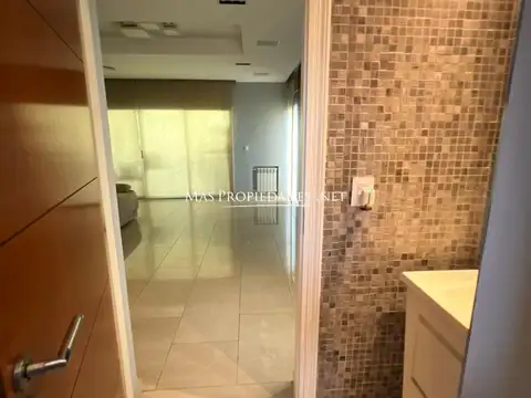 Casa en Alquiler con 6 cocheras