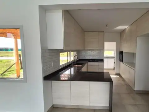 Casa 5 ambientes con 2 baños