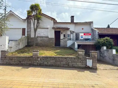 EN VENTA AMPLIA CASA A RECICLAR ZONA CALVARIO