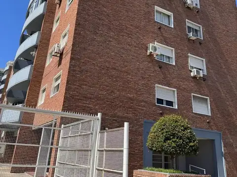 Venta en Barracas. Departamento de 4 Ambientes. Balcón corrido, cochera fija cubierta, baulera tipo jaula.