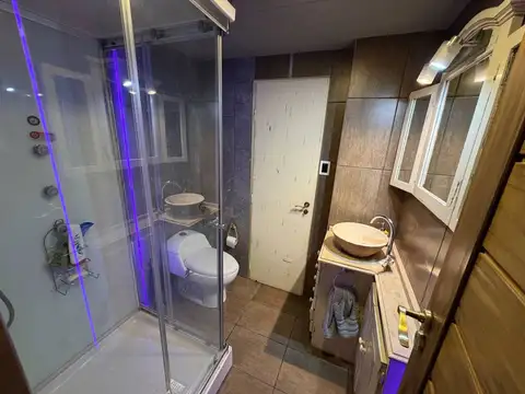 Casa 9 ambientes con 2 baños