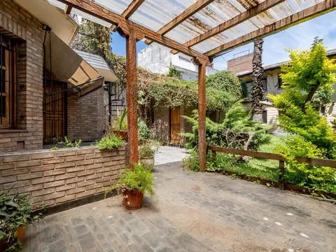 VENTA | PERMUTA - Casa de 3 dormitorios con cochera, quincho y jardin. Echesortu, Rosario. APTO CRED