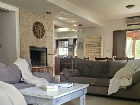 Casa en Venta con 3 cocheras