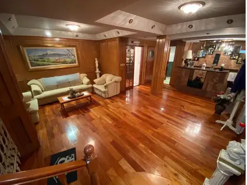 Casa 7 ambientes con 2 baños