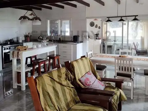 Casa 4 ambientes con 2 baños