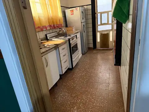 VENTA CASA 3 AMB CON PATIO Y COCHERA AVELLANEDA