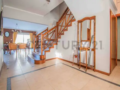 Casa 6 ambientes con 4 baños