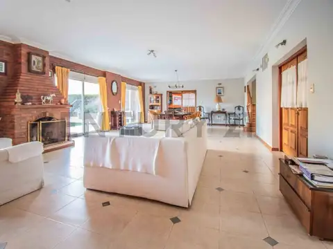 Casa 6 ambientes con 4 baños