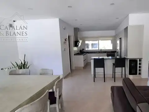 Casa 5 ambientes con 4 baños