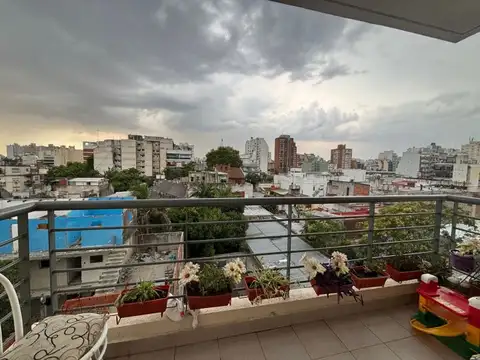 Venta Flores/ 4 Ambientes con Balcón, Cochera y Baulera !