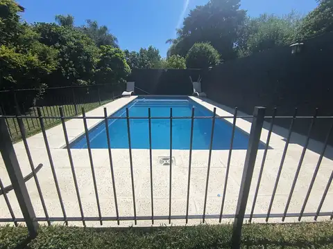 Casa 5 ambientes con pileta y quincho cerrado