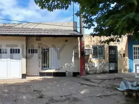VENTA de Casa de 3 dormitorios con cochera sobre Av Peñaloza, Santa Fe.