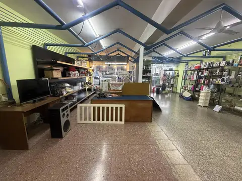 Local amplio Av Mendoza 6400 Belgrano