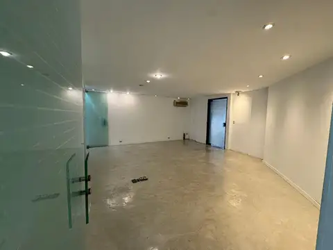 Oficina amplia, luminosa y con excelentes vistas