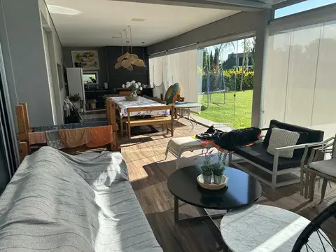 Casa en Venta con 3 cocheras