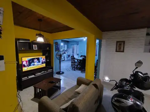 Casa 6 ambientes con 2 baños