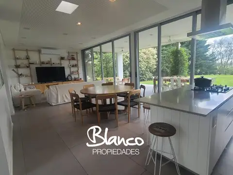 Casa 5 ambientes con 3 baños