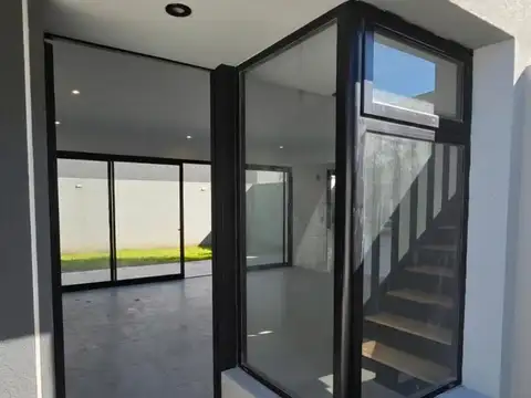 Casa 4 ambientes con 2 baños