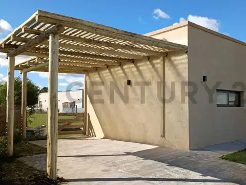 CASA EN UNA PLANTA CON PERGOLA PARA AUTO
