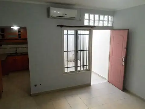 Depto Tipo Casa en Alquiler en Monte Castro, $ 950.000