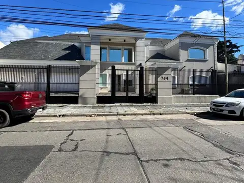 Casa en Venta con 4 cocheras