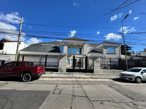 Casa 7 ambientes con 6 baños