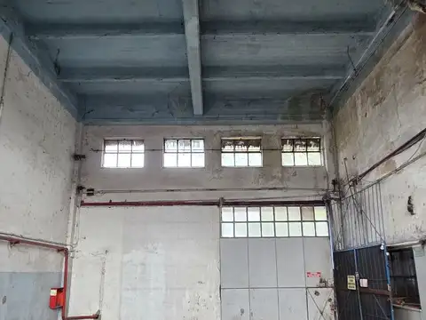 Local en alquiler/ venta en Av. Regimiento de Patricios al 1300 Barracas CABA