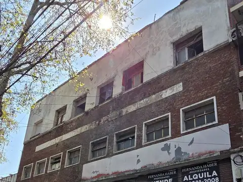 Local en alquiler/ venta en Av. Regimiento de Patricios al 1300 Barracas CABA