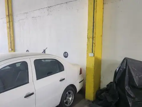 BENTA COCHERA EN BARRIO ARROYITO