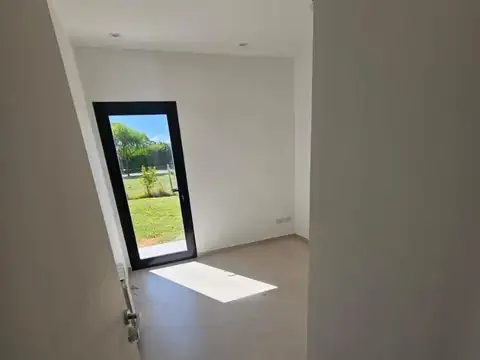 Casa en Alquiler en Pilar del Este - San Ramón, USD 1.100