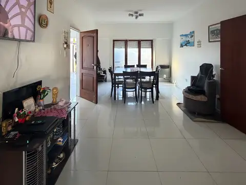 Casa 5 ambientes con 2 baños