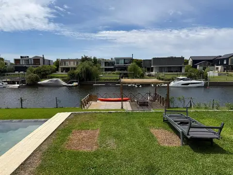 Casa en venta al río en ALBANUEVA. 500 m2 cubiertos. 5 dormitorios en suite.