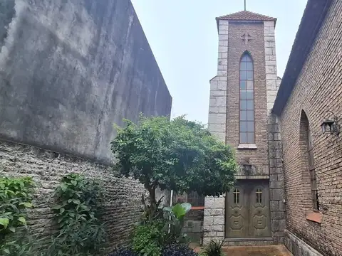 VENTA - CASA/IGLESIA CON SALON Y JARDIN - BARRIO LAS HERAS