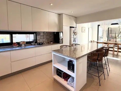 Casa 5 ambientes con 3 baños