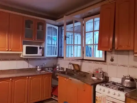 Casa 4 ambientes con 2 baños
