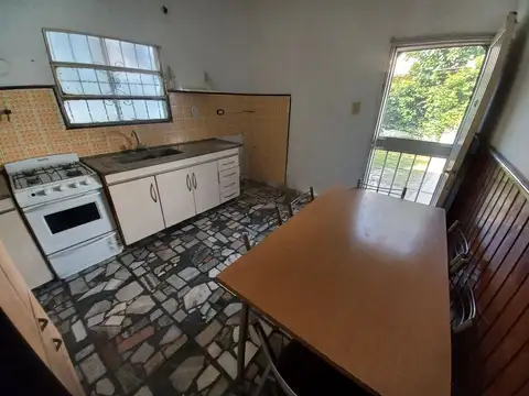 Depto Tipo Casa en Alquiler en Rafael Calzada, $ 700.000