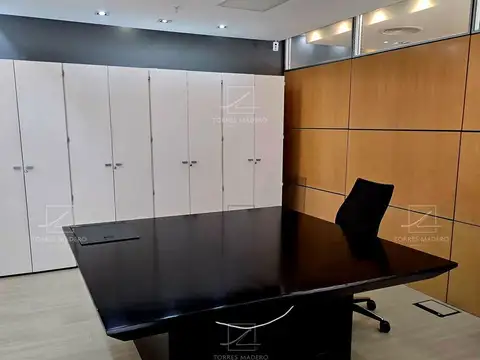 OFICINA IMPECABLE EN VENTA Y/O ALQUILER EN MADERO CENTER. AMUEBLADA.