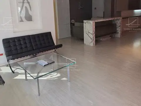 OFICINA IMPECABLE EN VENTA Y/O ALQUILER EN MADERO CENTER. AMUEBLADA.