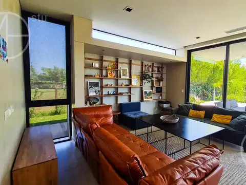 Casa en Alquiler con 4 cocheras