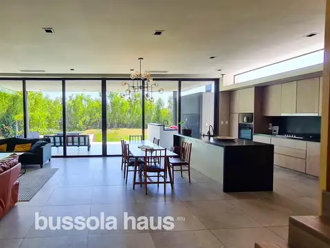 Casa en Alquiler con 4 cocheras