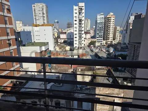 GRAN MONOAMBIENTE CON BALCON OCTAVO PISO. LUMINOSO . AMENITIES ( PISCINA, SUM, SALON DE FIESTAS, LAU