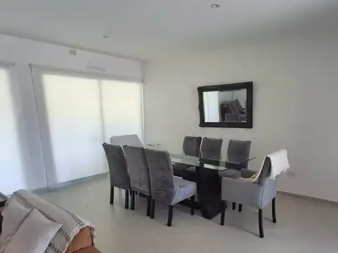 Casa en Alquiler con 4 cocheras
