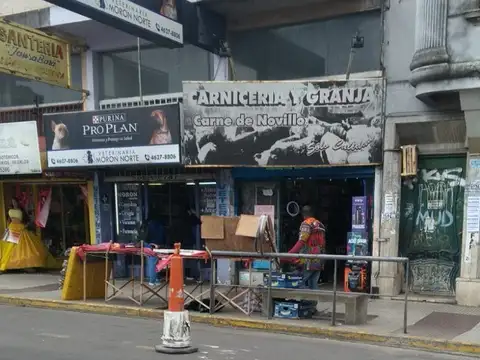 local a metros de la estacion  moron 